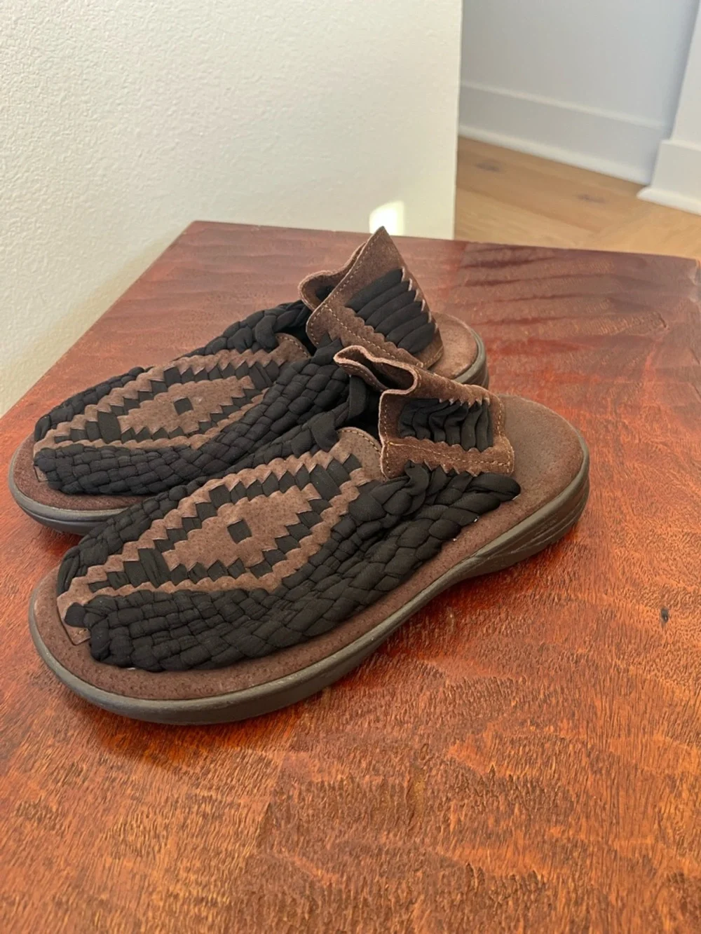 Unisex Hand Made In Mexico aztec Black Brown woven closed toe sandals Sz 6